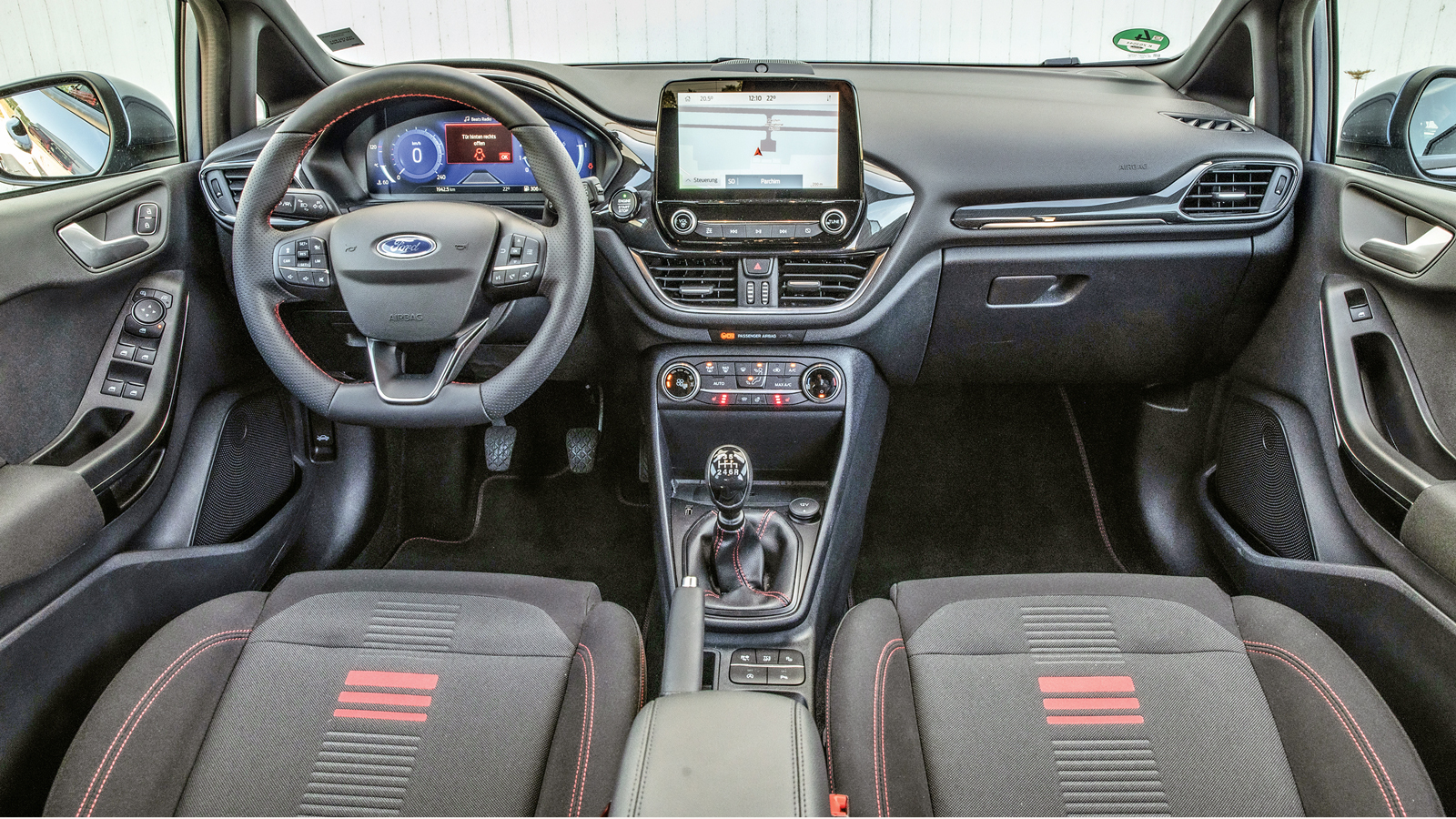 Το τιμόνι ST-Line είναι μαλακό και εύκολο στο κράτημα, δυστυχώς τα καθίσματα χάνουν σε πλευρική στήριξη. Αξίζει η προσθήκη του προαιρετικού ηχοσυστήμα